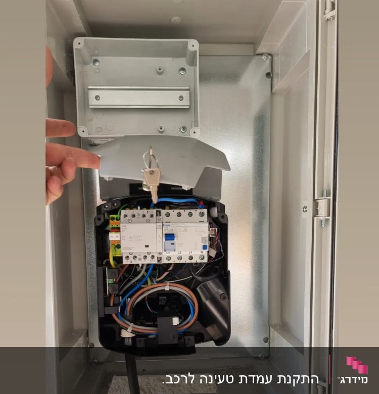 לוח חשמל פתוח עם חוטים ומפסקים